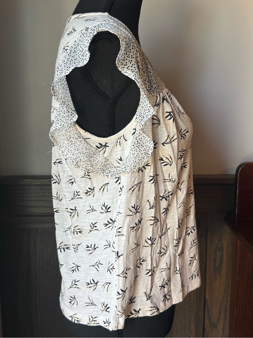 Lucky Brand Cream Boho Floral V-Neck Flutter Sleeve Top xs Euc - Picture 4 of 7